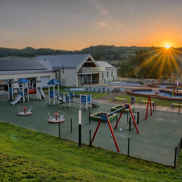 Strefa relaksu przy zespole pałacowo-parkowym w Hadlach Szklarskich, Autor: Daniel Gąsecki