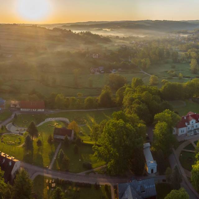 Strefa relaksu przy zespole pałacowo-parkowym w Hadlach Szklarskich, Autor: Daniel Gąsecki