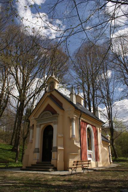 Neoromańska kaplica grobowa Starzeńskich w Dąbrówce Starzeńskiej
