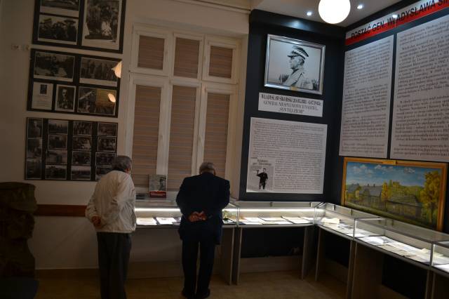 Poplenerowa Sala Pamięci gen. Wł. Sikorskiego w Hyżnem