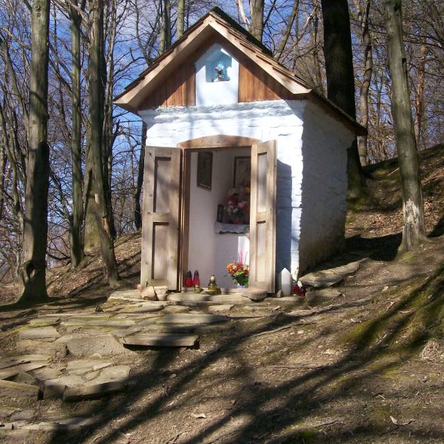 Przydrożna kapliczka w Uluczu, u podnóża wzgórza Dębnik, Autor: https://uantoniny.blogspot.com/2012/03/kapliczki-przydrozne-kapliczka-w-uluczu.html