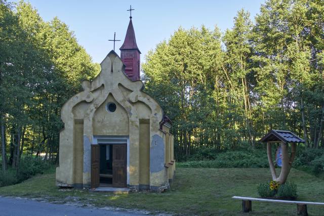 Kapliczka na pniu drzewa w Błażowej Górnej (p. Wilczak)