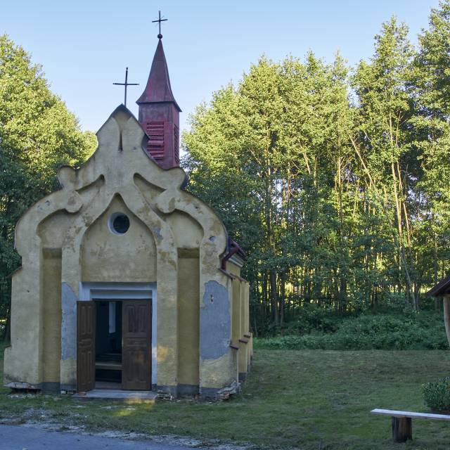 Kapliczka na pniu drzewa w Błażowej Górnej, Autor: Archiwum Urzędu Miejskiego w Błażowej
