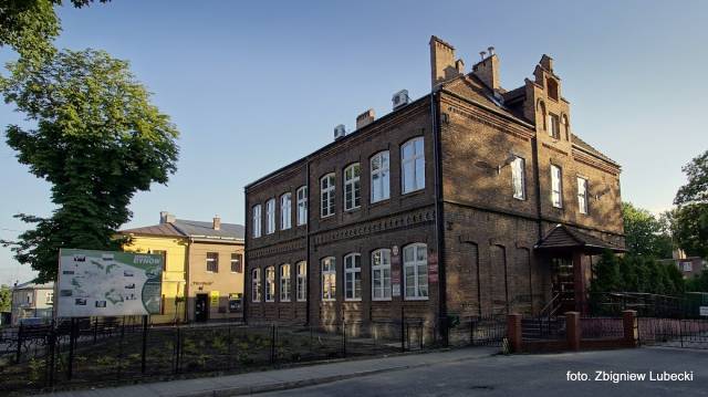 Szkoła murowana z XIX/XX w. z dekoracją snycerską w Dynowie