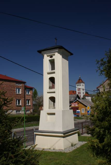 Kapliczka – obelisk (słup handlowy) – najstarsza dynowska kapliczka z XVIII w. 