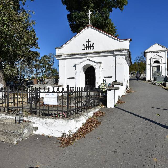 Cmentarz rzymskokatolicki (XIX w.) wraz z kaplicami grobowymi w Dubiecku, Autor: https://upload.wikimedia.org/wikipedia/commons/thumb/2/2d/Dubiecko%2C_cmentarz_komunalny_%28HB1%29.jpg/2560px-Dubiecko%2C_cmentarz_komunalny_%28HB1%29.jpg