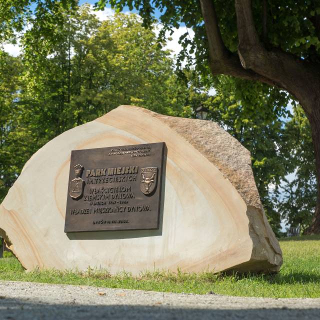 Pamiątkowy obelisk w parku, Autor: Daniel Gąsecki
