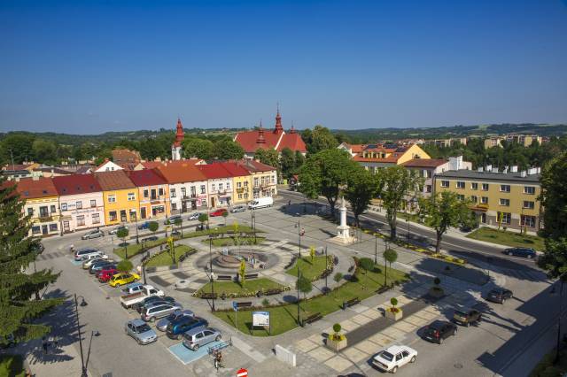 Zrewitalizowany Rynek z pomnikiem Władysława Jagiełły z 1910 r. oraz odnowionymi kamienicami w Dynowie